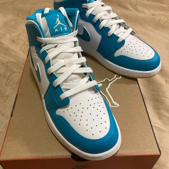 Jordan 1’s mid Sneaker BRAND NEW FRESH OUT THE BOX - Picture 4 of 6